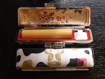 �^�e�o�[�W�����ƃ��R�o�[�W������p�ӂ��܂����B�^�e�̓V�b�|�����߁A���R�͂��傱���ƁB�����ċ��Ƀn�[�g�B����]������΁A�X�ܖ��ȂǓ���邱�Ƃ��ł��܂��̂ŁA���Ȃ��I���W�i���Ŕ̔�����ƍō��ł��B�ƂĂ��������낢��i�ł��B