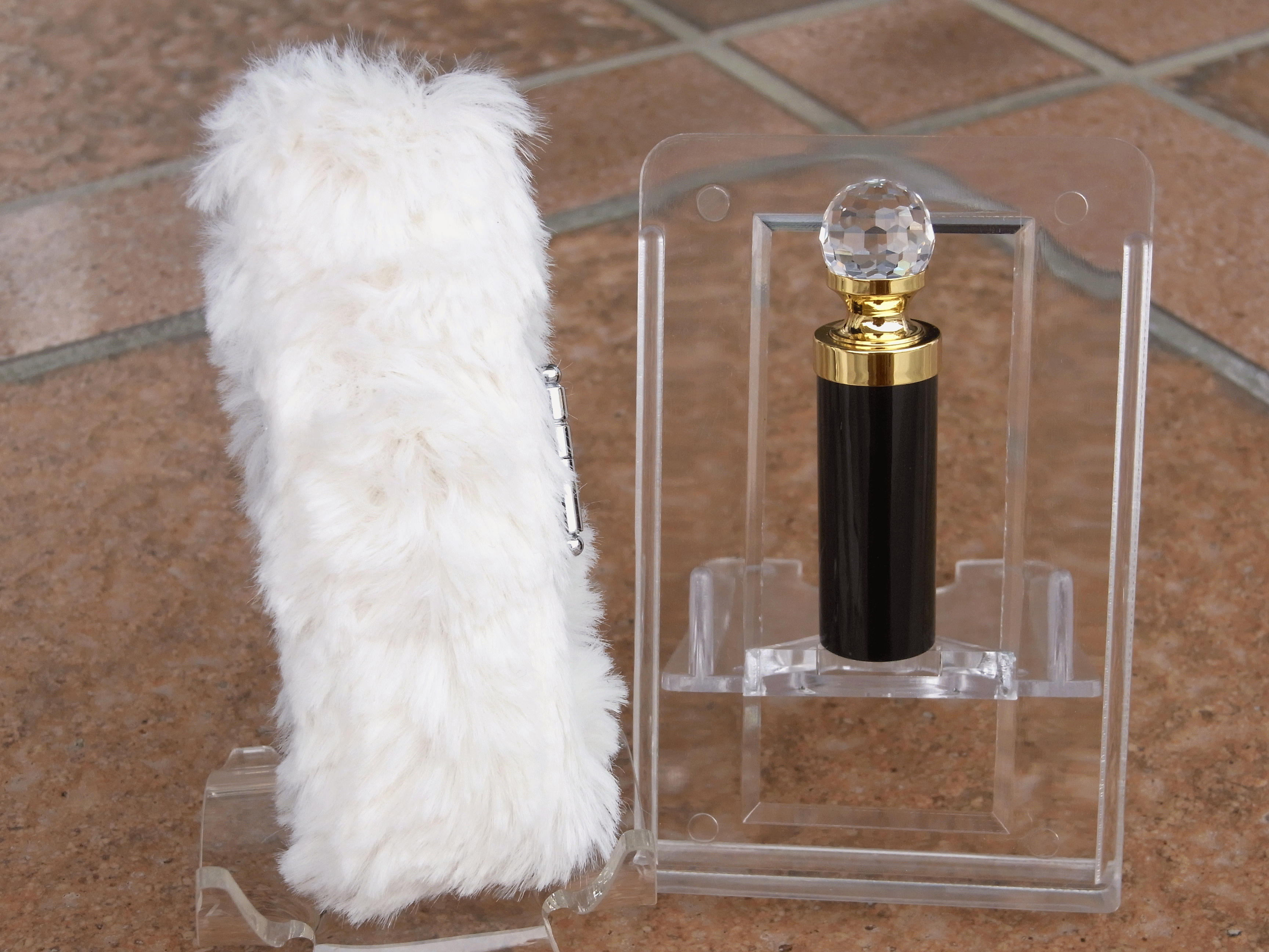 てっぺんにスワロフスキー付、黒水牛です。とてもMOMOに似合うハンコかなと思います。