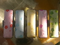 忘れていた純な感覚、白い雪が赤いうめの花が輝かせる美の世界。うめ花美の美しさは、早春を飾り人々の心に一筋の光をあてる、日本の心印章です。